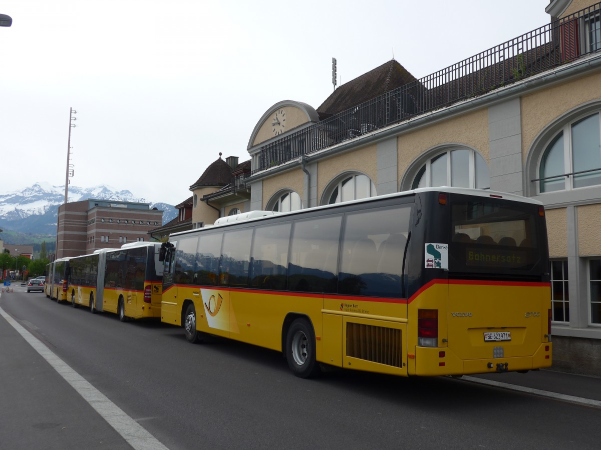 (159'980) - Fl�ck, Brienz - Nr. 4/BE 623'971 - Volvo (ex AVBB Schwanden) am 25. April 2015 beim Bahnhof Spiez
