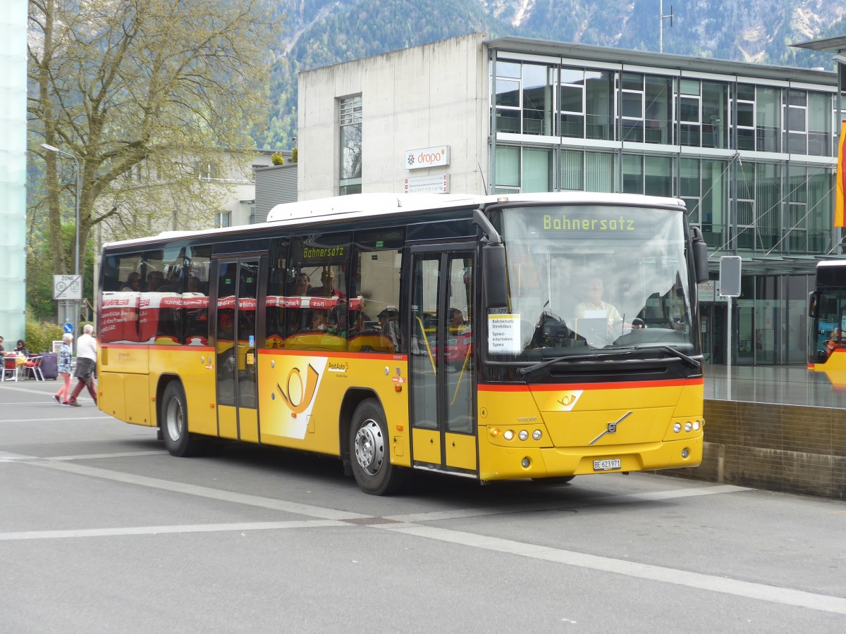 (160'048) - Fl�ck, Brienz - Nr. 4/BE 623'971 - Volvo (ex AVBB Schwanden) am 26. April 2015 beim Bahnhof Interlaken Ost