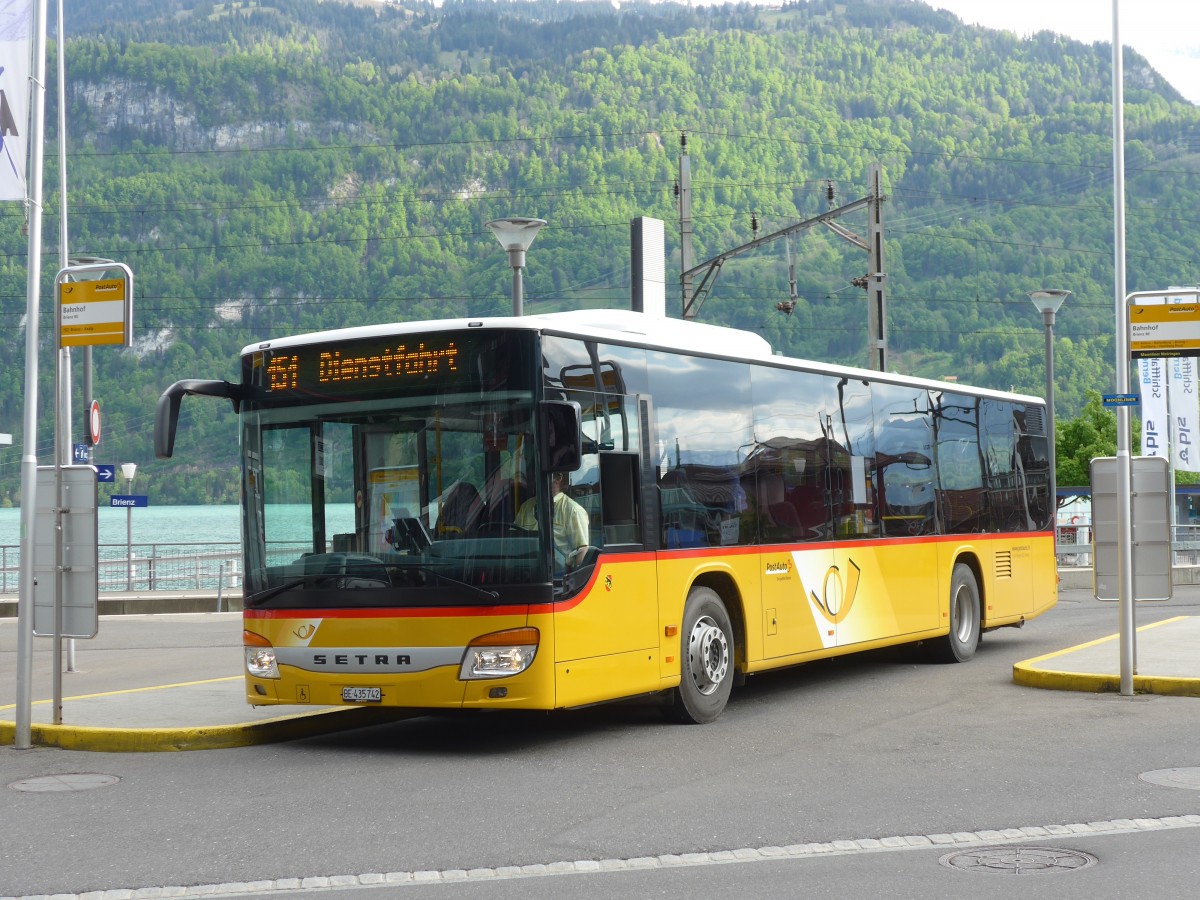 (160'366) - Fl�ck, Brienz - Nr. 2/BE 435'742 - Setra am 9. Mai 2015 beim Bahnhof Brienz