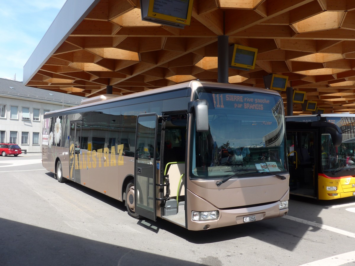(160'397) - Ballestraz, Grne - VS 22'948 - Irisbus am 10. Mai 2015 beim Bahnhof Sion