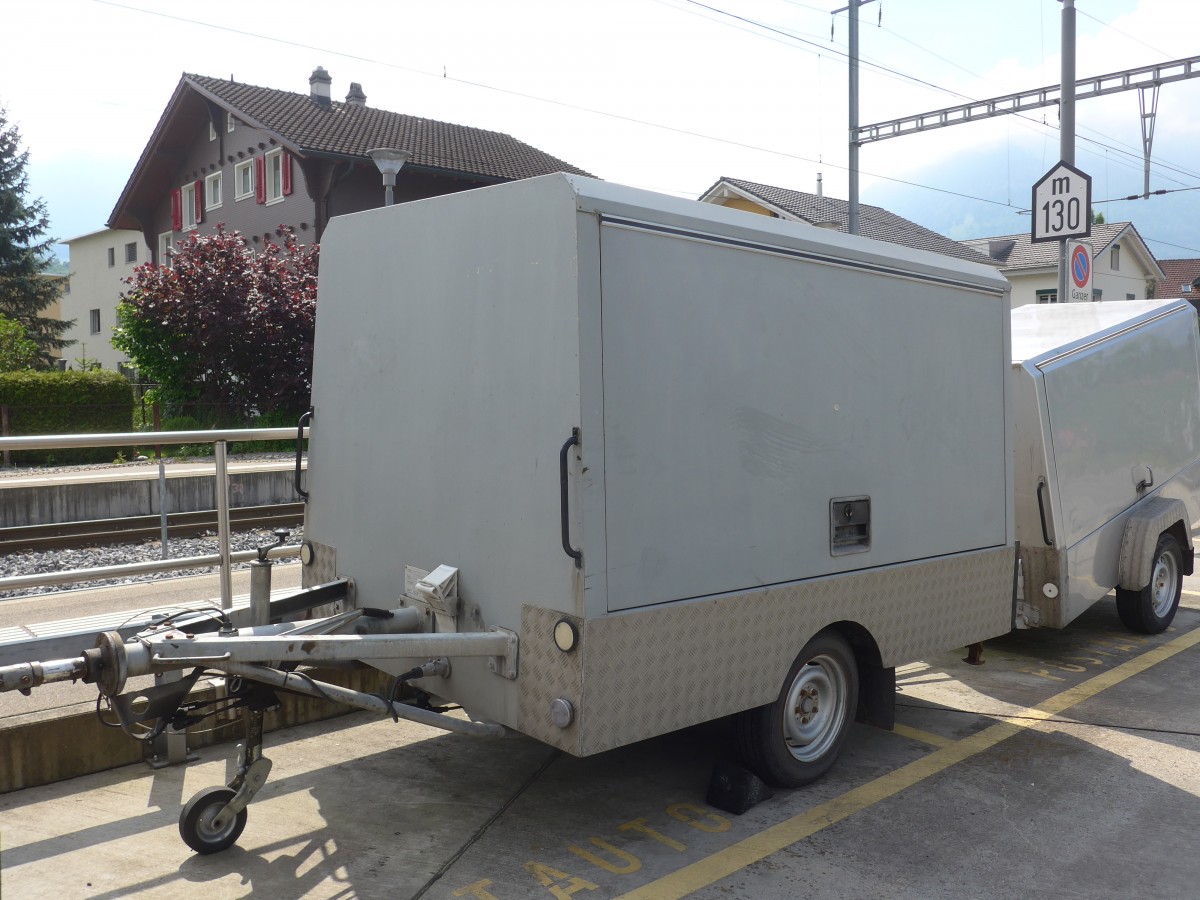 (160'918) - Dillier, Sarnen - OW 10'840 - Gangloff/AW PTT Gep�ckanh�nger (ex P 30'394) am 24. Mai 2015 beim Bahnhof Sarnen