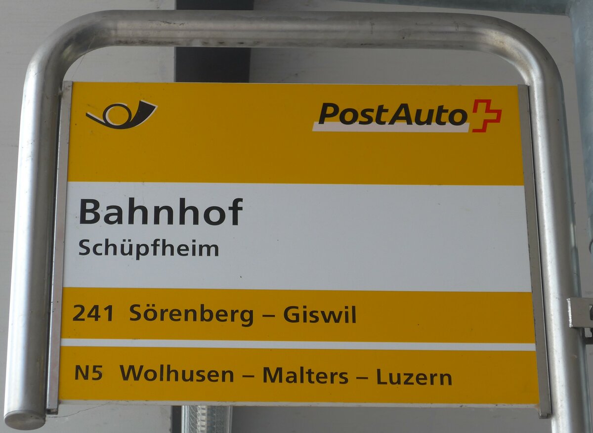 (160'947) - PostAuto-Haltestellenschild - Sch�pfheim, Bahnhof - am 24. Mai 2015