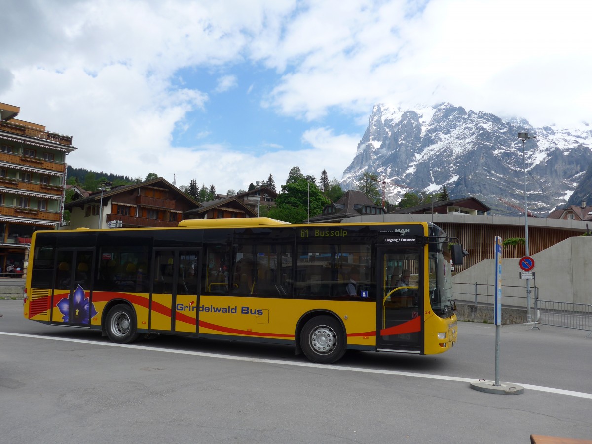 (161'024) - AVG Grindelwald - Nr. 24/BE 364'408 - MAN/G�ppel am 25. Mai 2015 beim Bahnhof Grindelwald