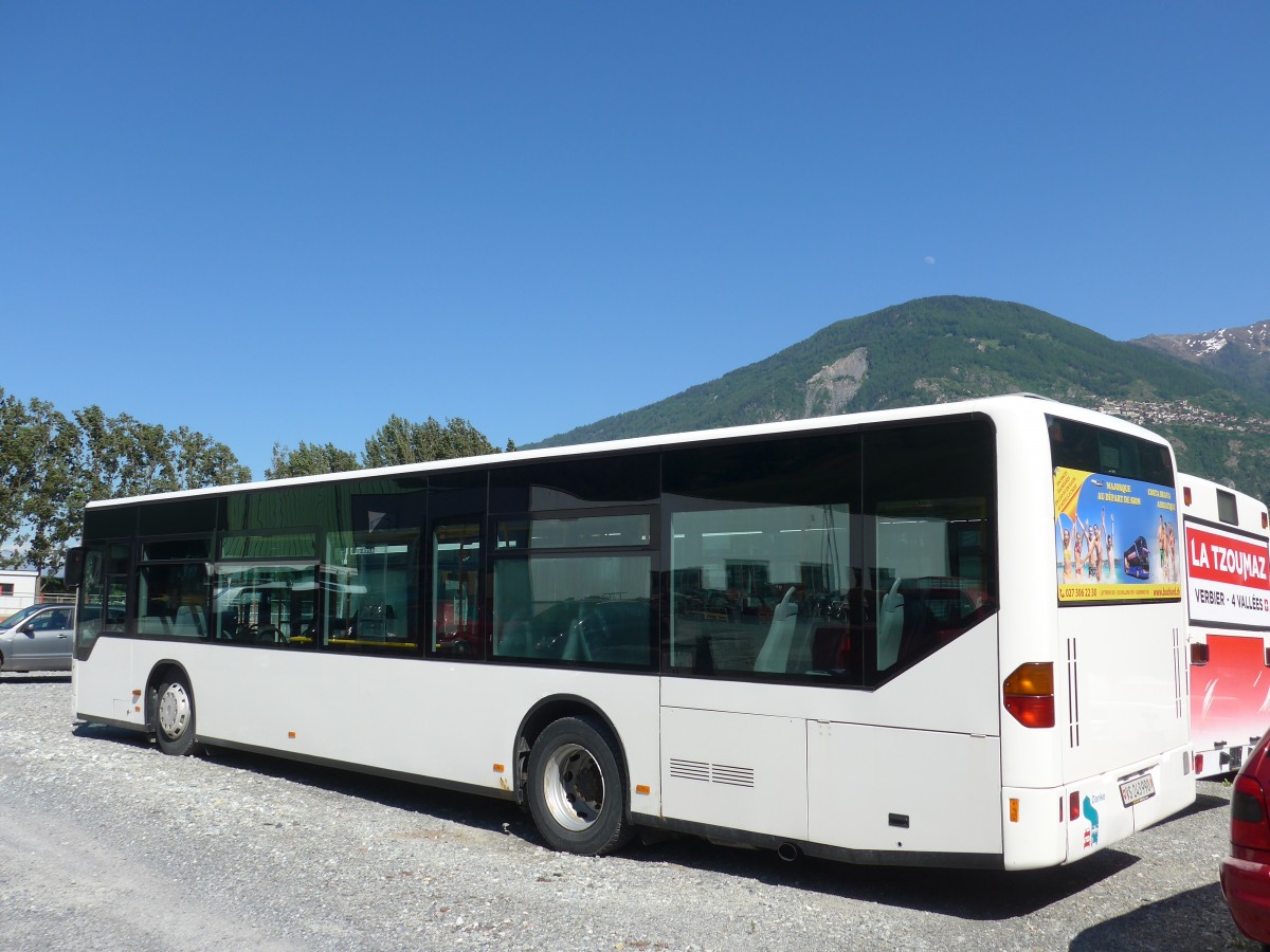 (161'211) - Buchard, Leytron - VS 243'990 - Mercedes (ex Ryffel, Uster Nr. 69; ex Welti-Furrer, Z�rich Nr. 57; ex Fr�hlich, Z�rich Nr. 608) am 27. Mai 2015 in Leytron, Garage