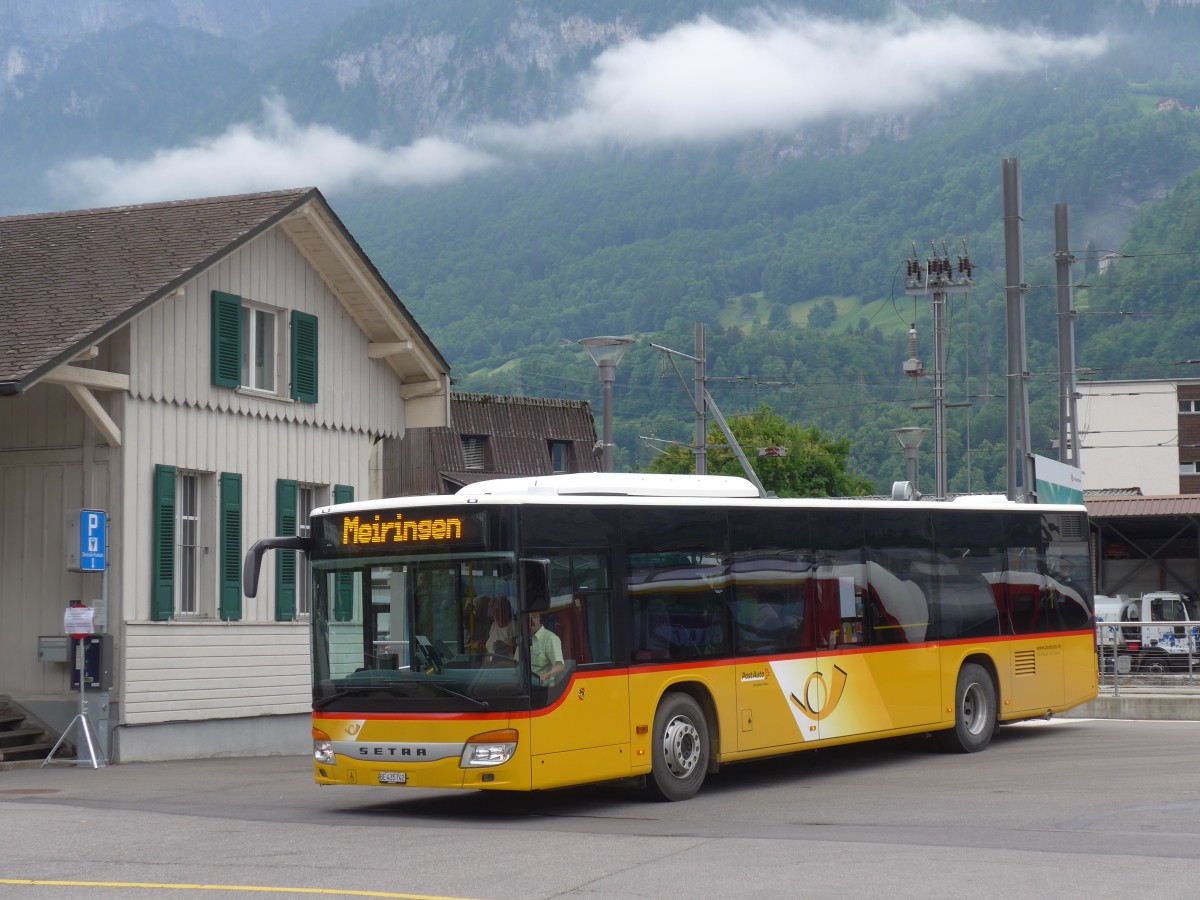 (162'001) - Fl�ck, Brienz - Nr. 2/BE 435'742 - Setra am 8. Juni 2015 beim Bahnhof Meiringen