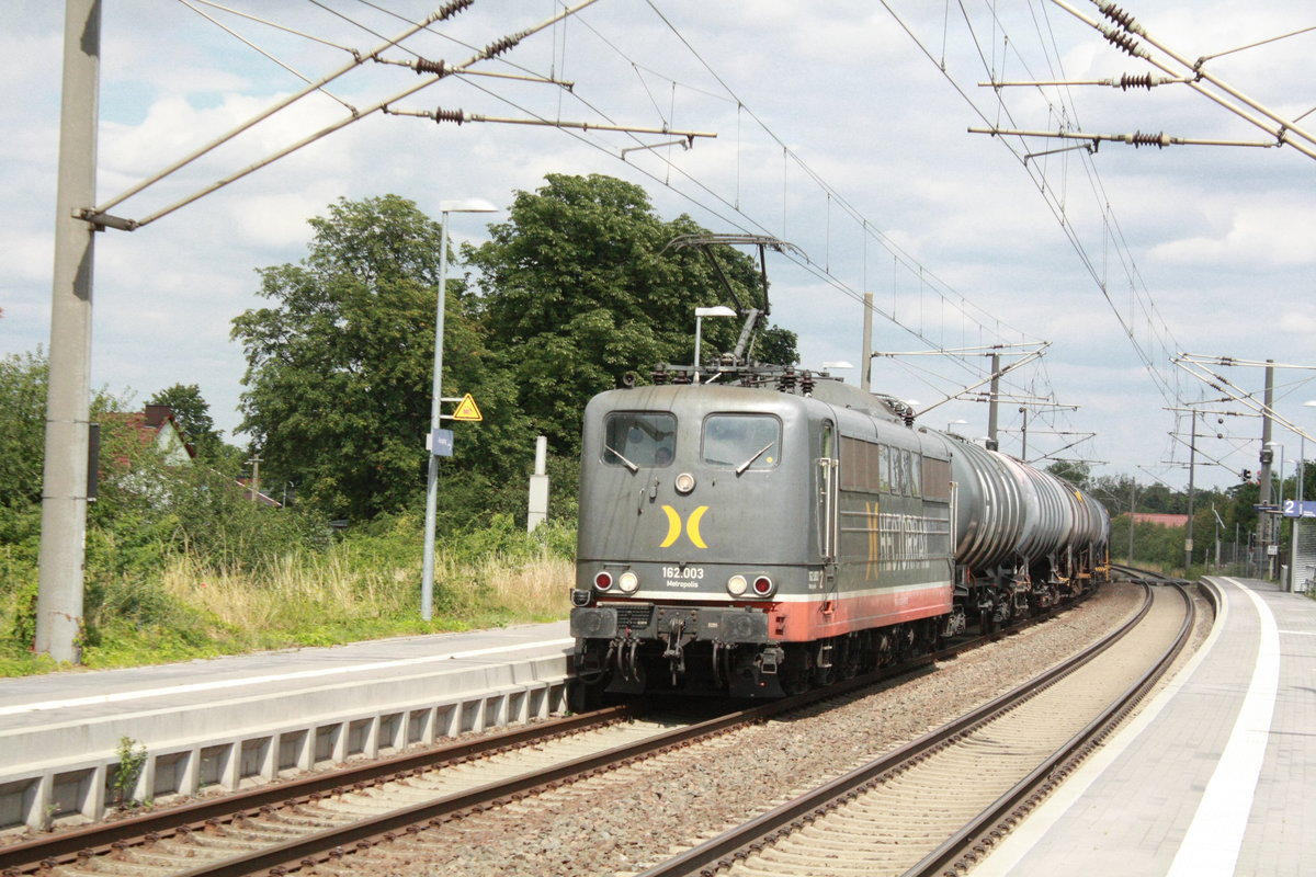 162.003 von Hectorrail mit einem Kesselzug bei der durchfahrt in Z�beritz am 22.7.20