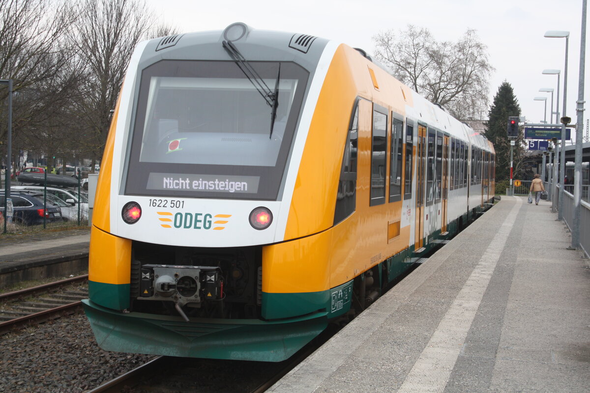 1622 001/501 der ODEG steht als RB51 mit ziel Rathenow im Bahnhof Brandenburg Hbf am 9.3.24