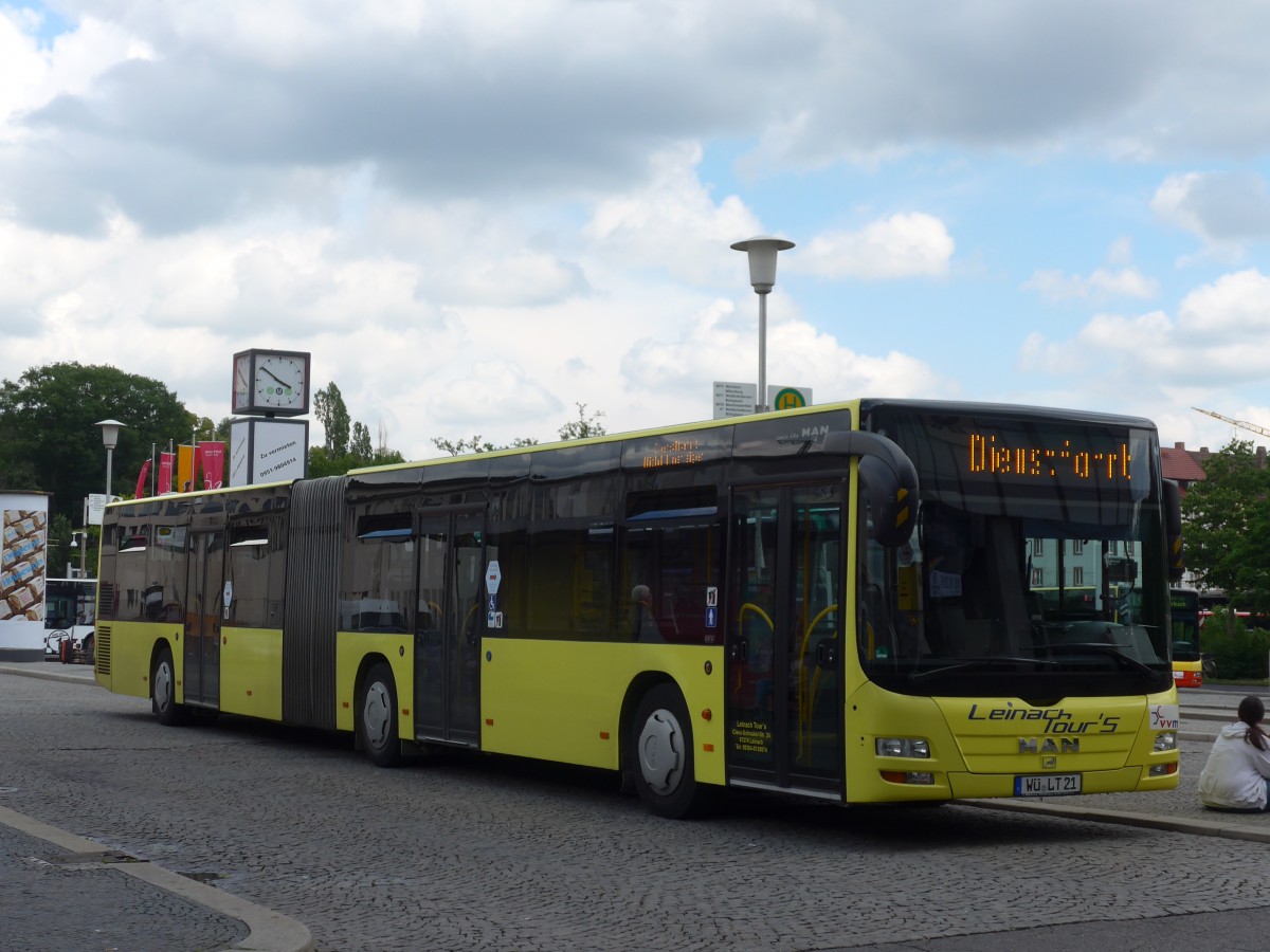 (162'721) - Leinach Tour's, Leinach - W�-LT 21 - MAN am 27. Juni 2015 beim Bahnhof W�rzburg
