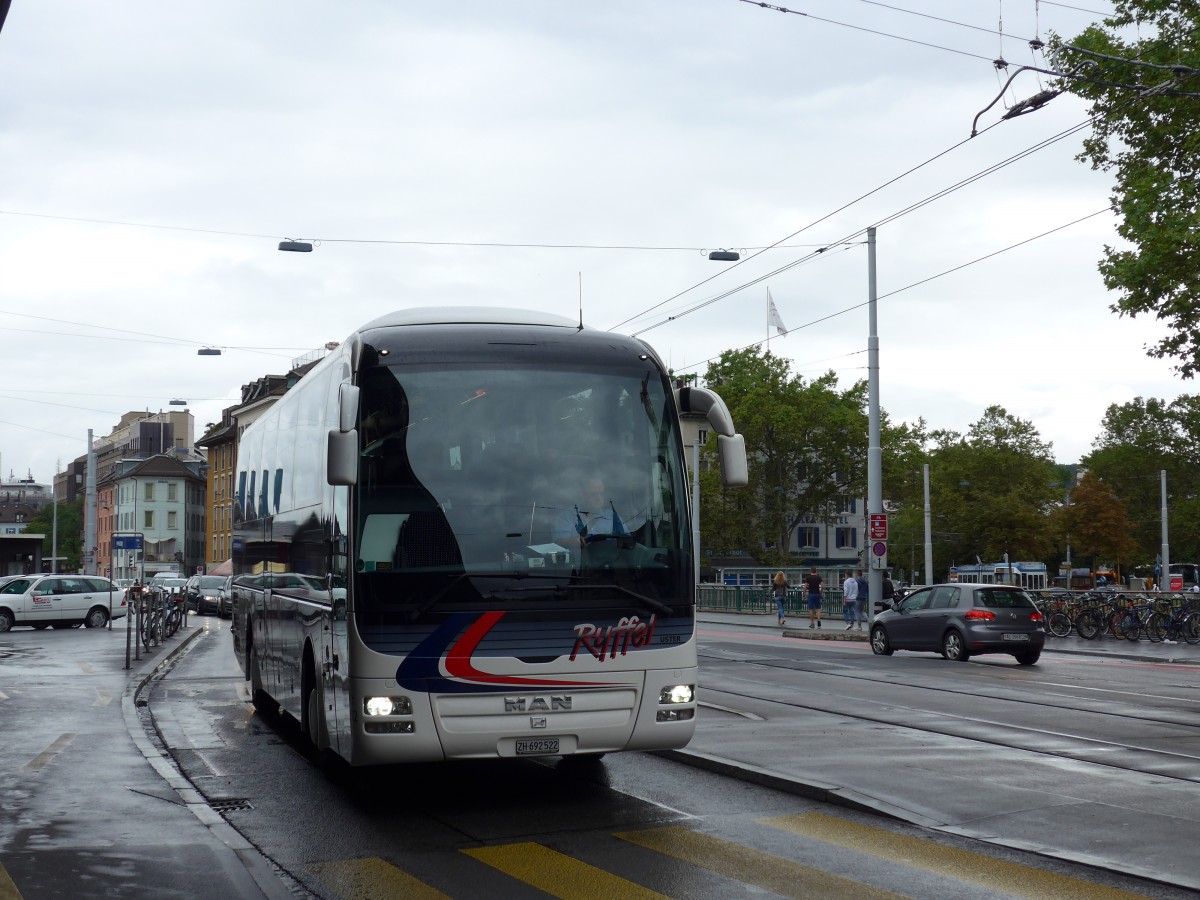 (163'439) - Ryffel, Uster - Nr. 22/ZH 692'522 - MAN am 15. August 2015 beim Bahnhof Zrich