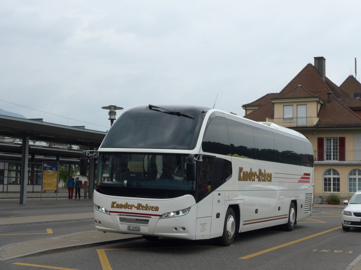 (163'850) - Kander-Reisen, Frutigen - Nr. 2/BE 44'948 - Neoplan am 23. August 2015 beim Bahnhof Spiez