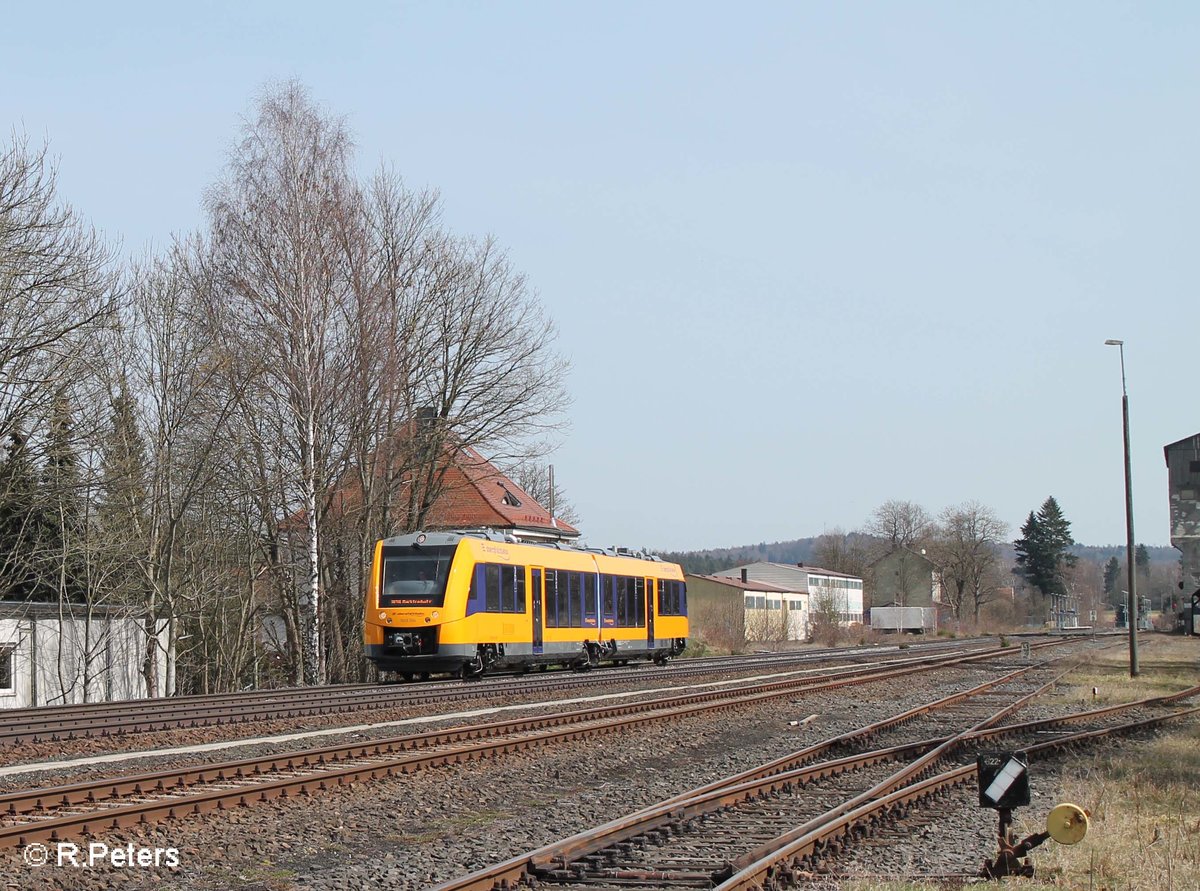 1648 204 / 704 verlässt Pechbrunn als OPB 79722 Regensburg - Marktredwitz. 02.04.16