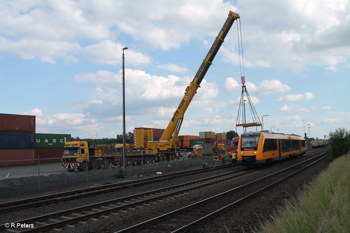 1648 207 verlässt Wiesau und zieht an der verunfalten 270082 vorbei. 10.06.16