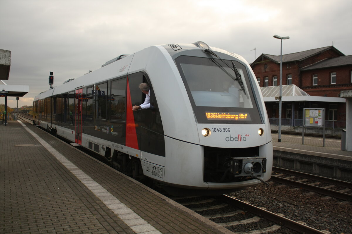 1648 406/906 verl�sst als RB36 mit Ziel Wolfsburg Hbf den Bahnhof Oebisfelde am 6.11.21