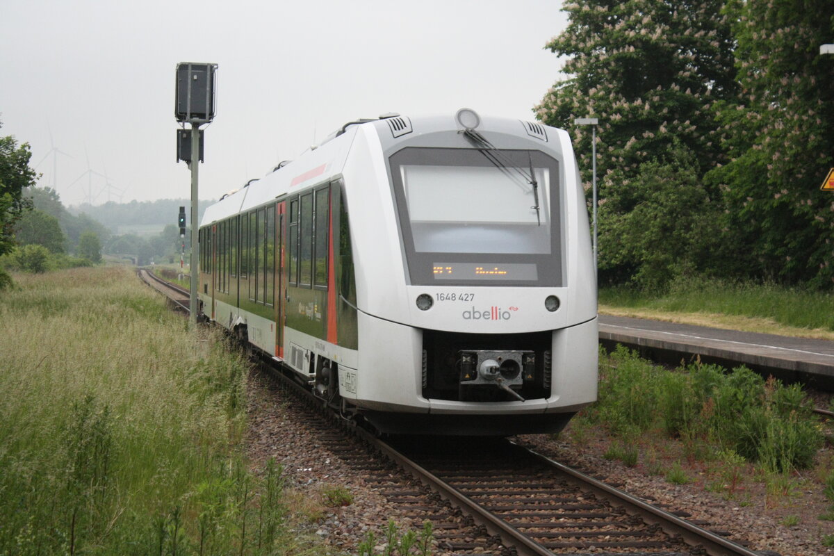 1648 427/927 verl�sst als RE4 mit ziel Goslar den Bahnhof Sandersleben (Anh) am 7.6.21