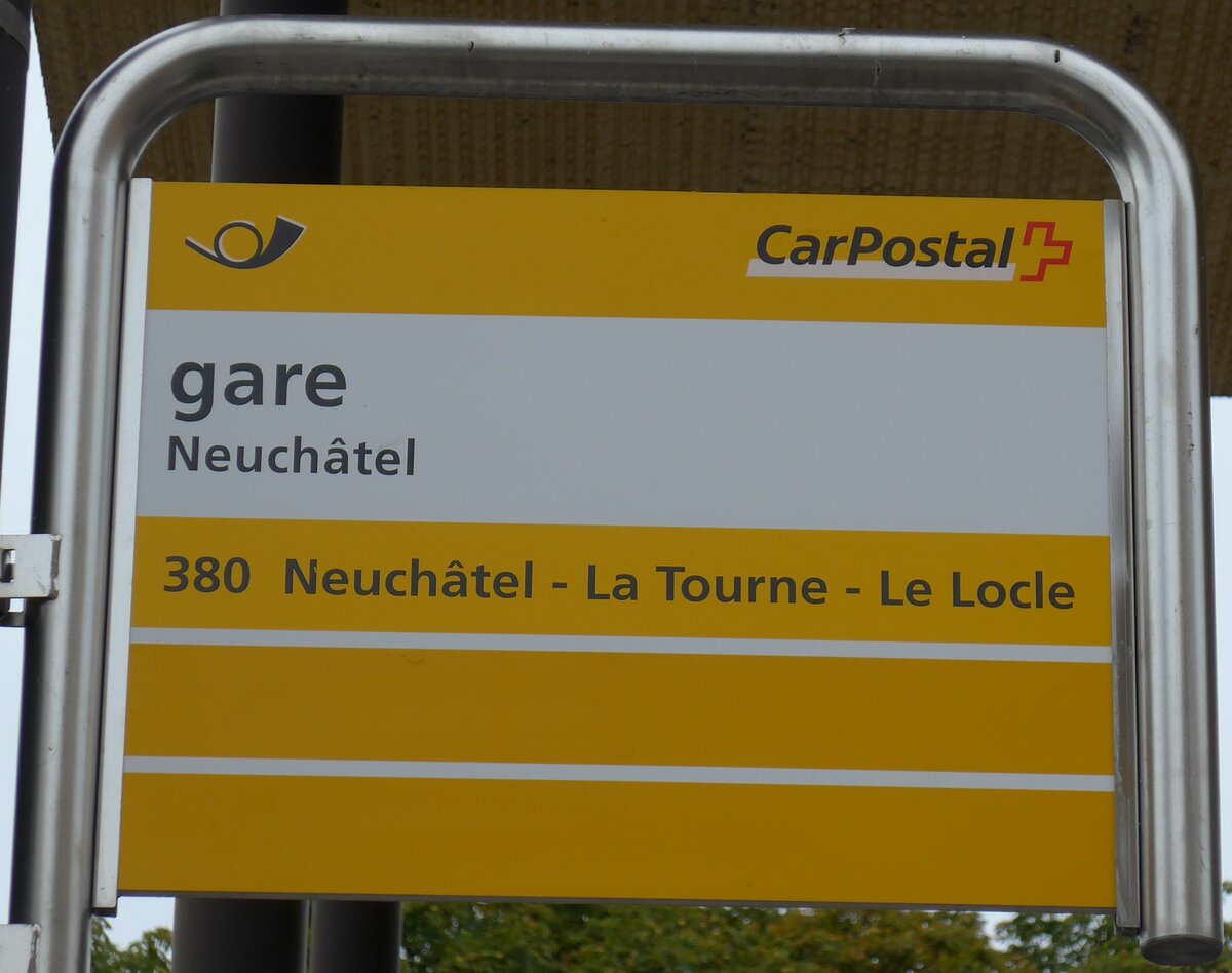 (164'839) - PostAuto-Haltestellenschild - Neuch�tel, gare - am 15. September 2015