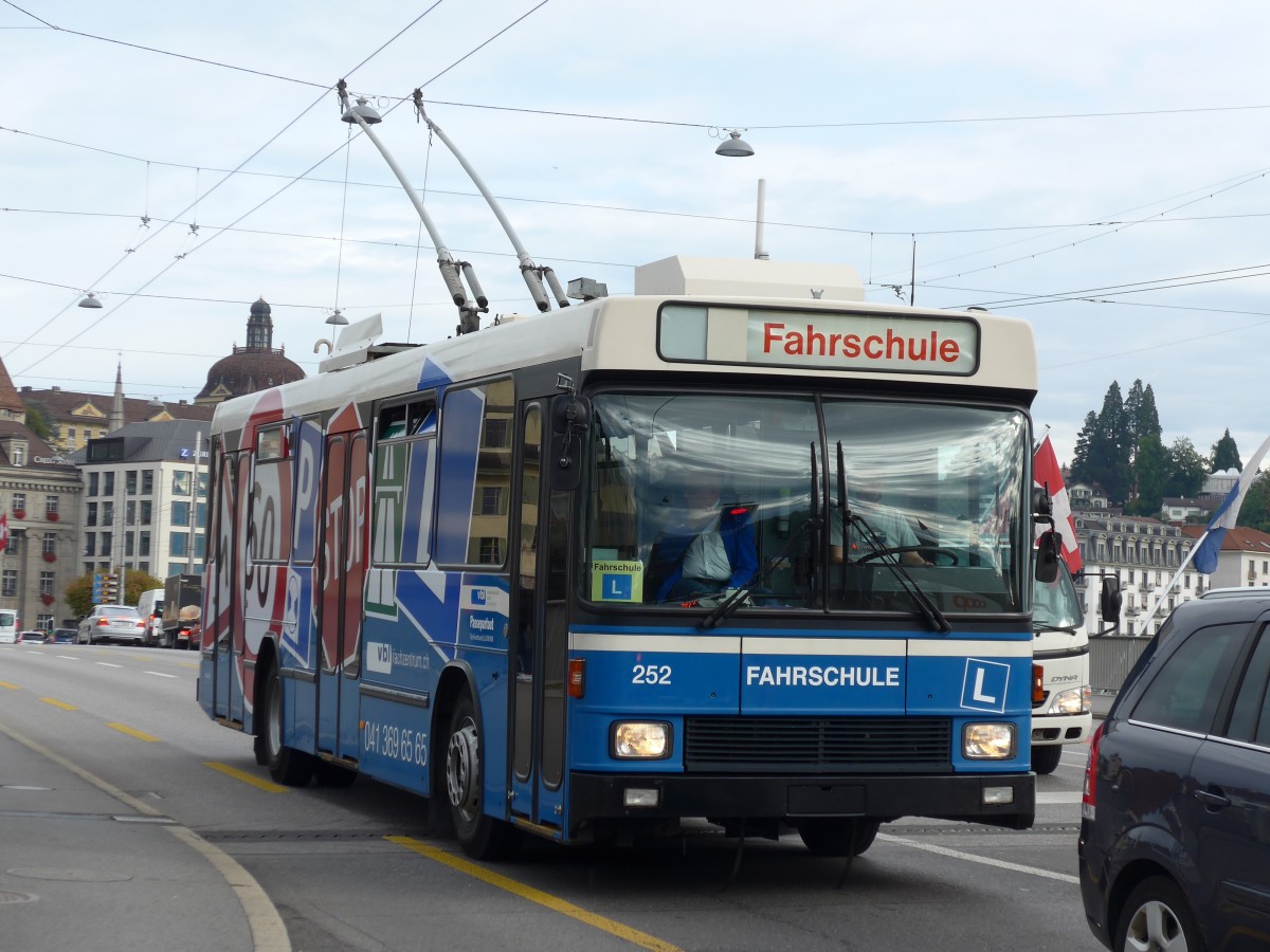 (164'874) - VBL Luzern - Nr. 252 - NAW/R&J-Hess Trolleybus am 16. September 2015 in Luzern, Bahnhofbr�cke