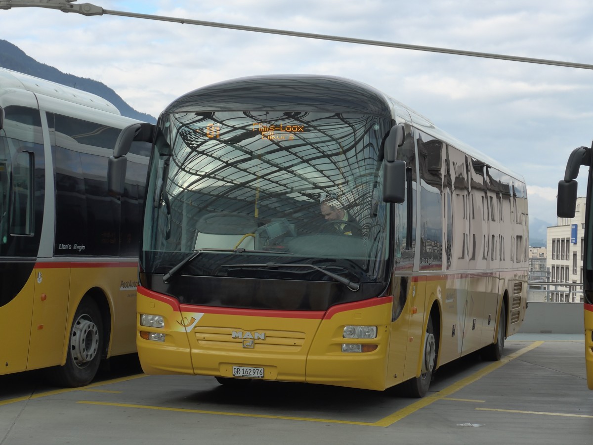 (165'198) - PostAuto Graub�nden - GR 162'976 - MAN am 19. September 2015 in Chur, Postautostation