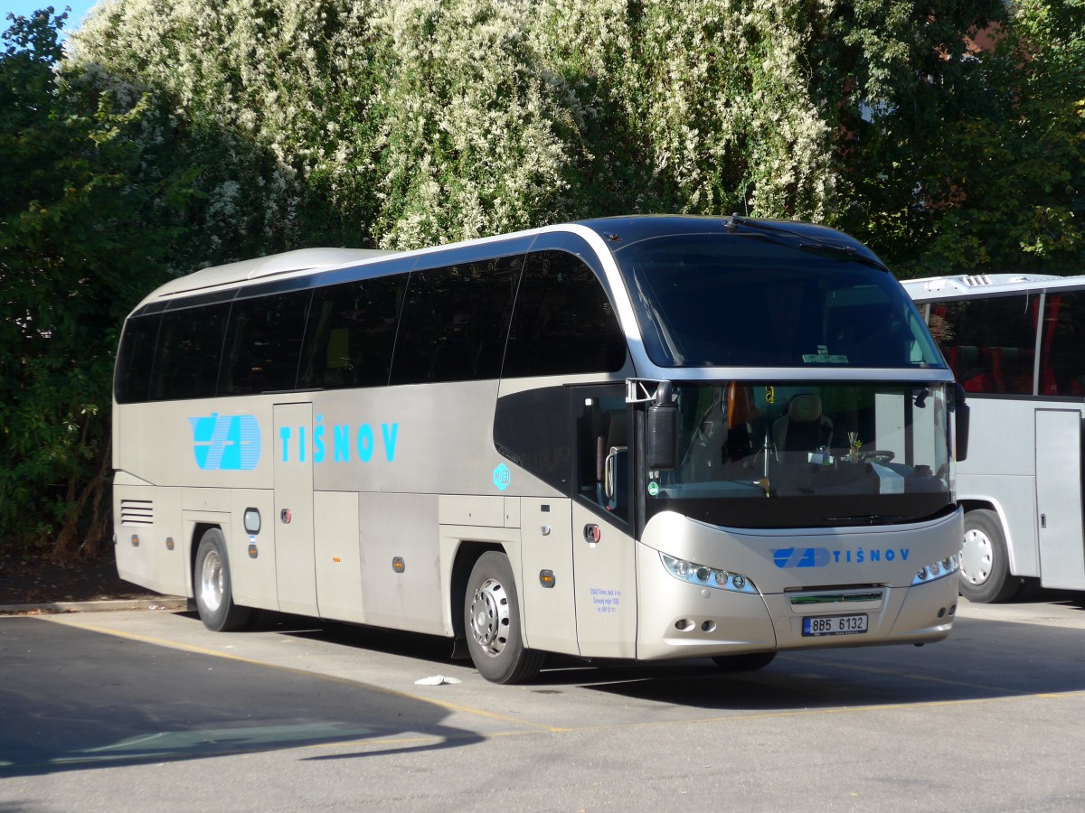 (165'445) - Aus Tschechien: CSAD Tisnov - 8B5 6132 - Neoplan am 19. September 2015 in Zrich, Sihlquai