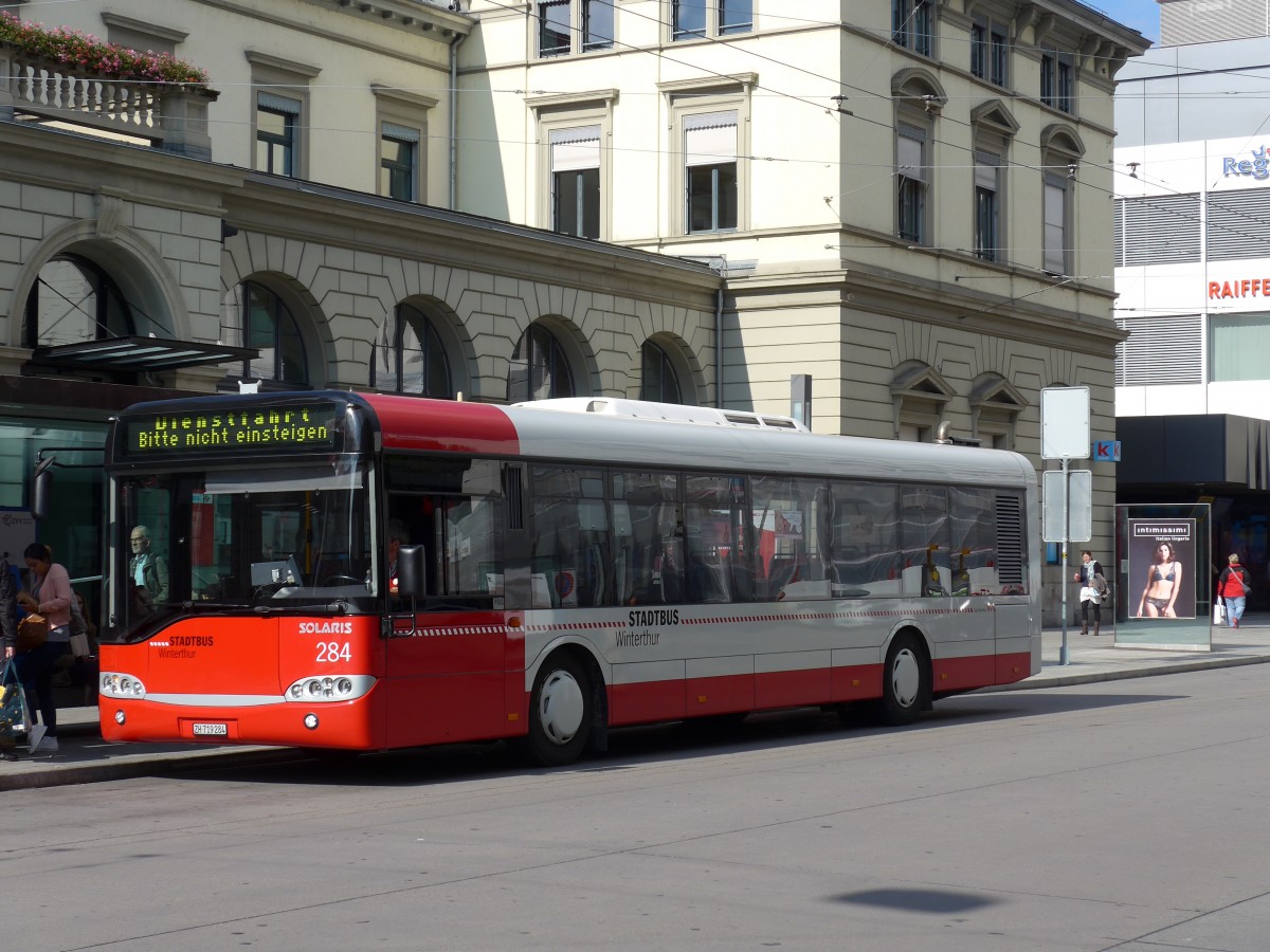 (165'920) - SW Winterthur - Nr. 284/ZH 719'284 - Solaris am 26. September 2015 beim Hauptbahnhof Winterthur