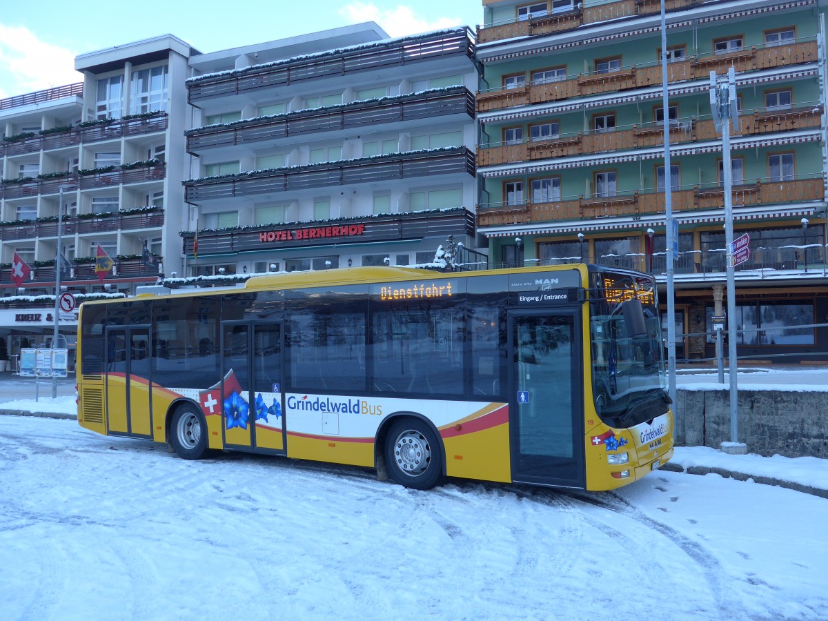 (167'482) - AVG Grindelwald - Nr. 19/BE 363'305 - MAN/G�ppel am 23. November 2015 beim Bahnhof Grindelwald