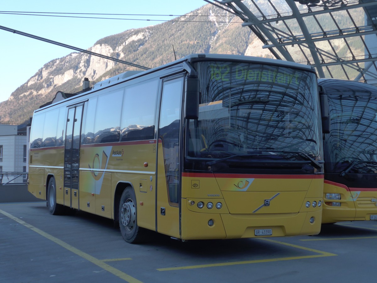 (167'603) - Demarmels, Salouf - GR 43'390 - Volvo (ex PostAuto Graub�nden) am 5. Dezember 2015 in Chur, Postautostation