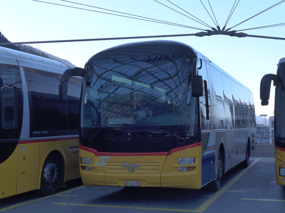 (167'668) - PostAuto Graub�nden - GR 162'988 - MAN am 5. Dezember 2015 in Chur, Postautostation