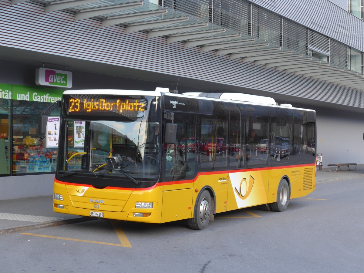 (167'771) - Gessinger, Bad Ragaz - GR 102'390 - MAN/Gppel am 19. Dezember 2015 beim Bahnhof Landquart