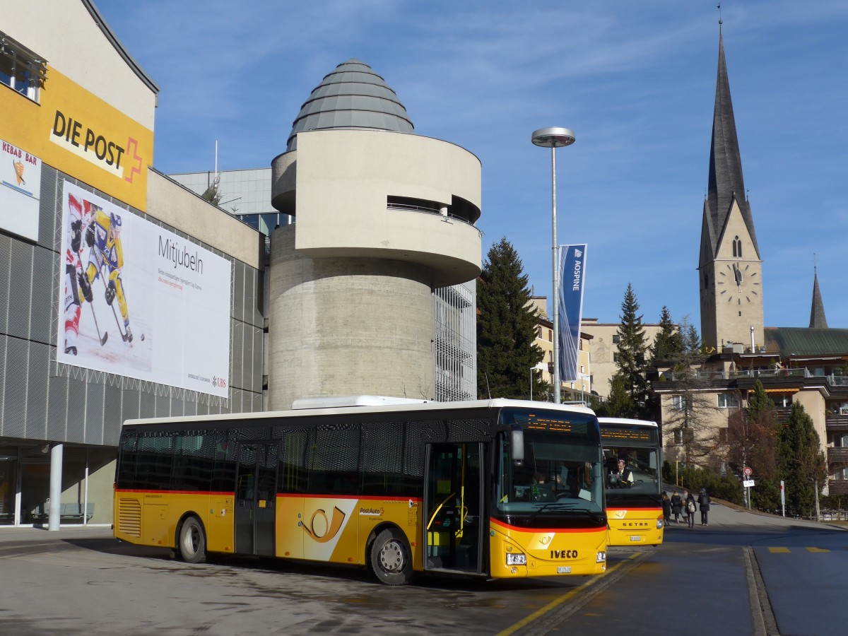 (167'819) - PostAuto Graub�nden - GR 170'438 - Iveco am 19. Dezember 2015 beim Bahnhof Davos Platz