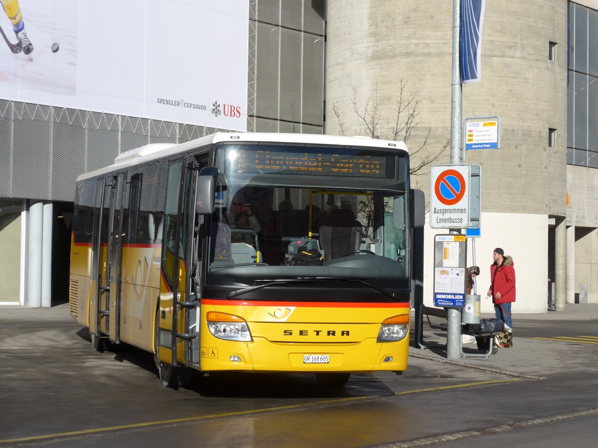 (167'820) - PostAuto Graub�nden - GR 168'605 - Setra am 19. Dezember 2015 beim Bahnhof Davos Platz