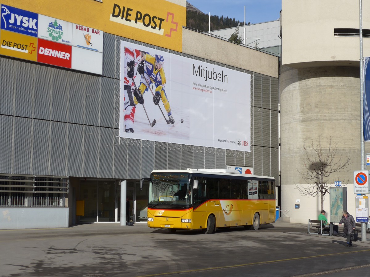 (167'827) - PostAuto Graub�nden - GR 162'971 - Irisbus am 19. Dezember 2015 beim Bahnhof Davos Platz