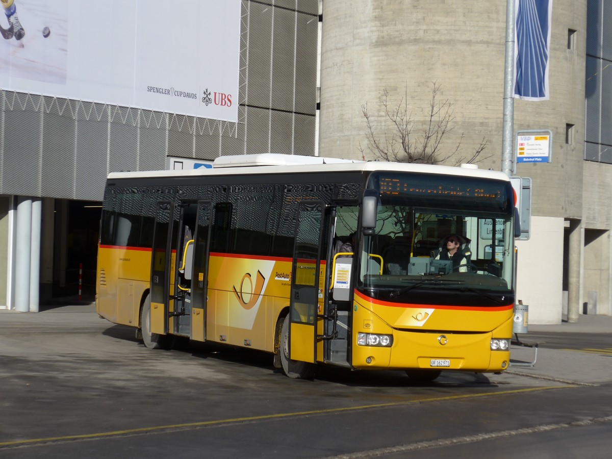 (167'829) - PostAuto Graub�nden - GR 162'971 - Irisbus am 19. Dezember 2015 beim Bahnhof Davos Platz