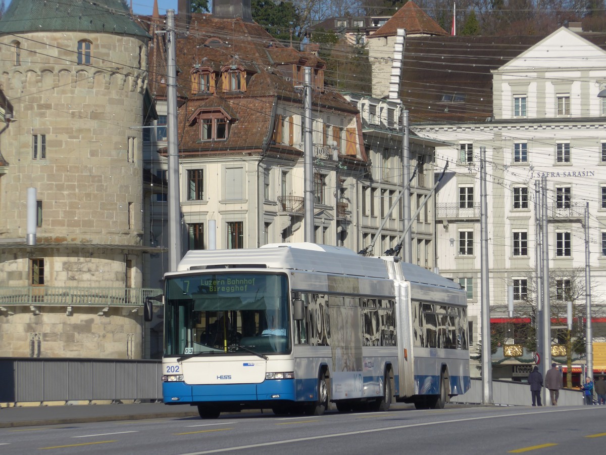 (167'928) - VBL Luzern - Nr. 202 - Hess/Hess Gelenktrolleybus am 25. Dezember 2015 in Luzern, Bahnhofbrcke