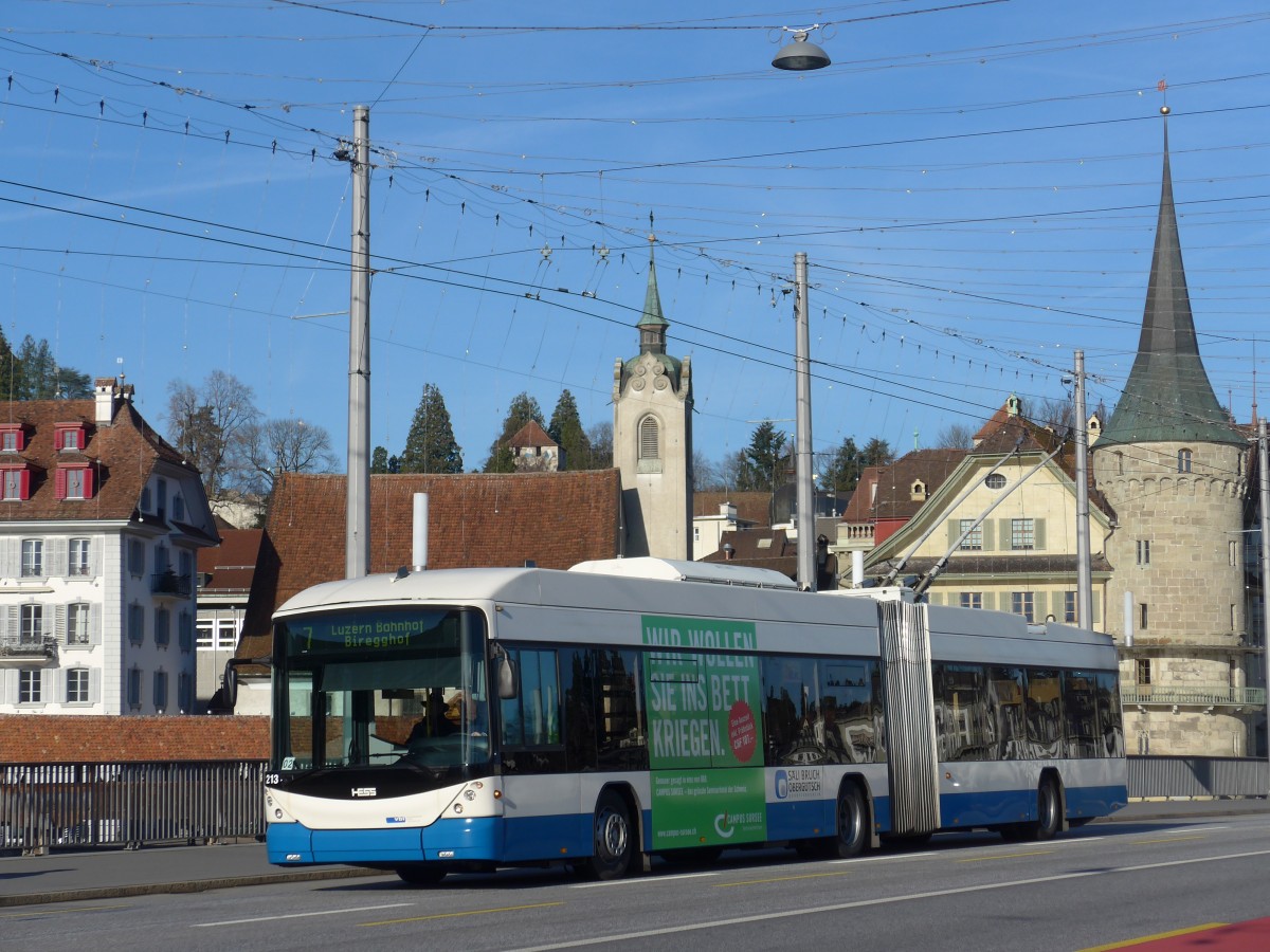 (167'936) - VBL Luzern - Nr. 213 - Hess/Hess Gelenktrolleybus am 25. Dezember 2015 in Luzern, Bahnhofbrcke