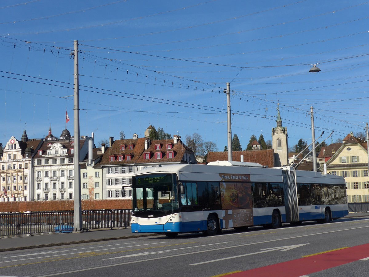 (167'948) - VBL Luzern - Nr. 225 - Hess/Hess Gelenktrolleybus am 25. Dezember 2015 in Luzern, Bahnhofbr�cke