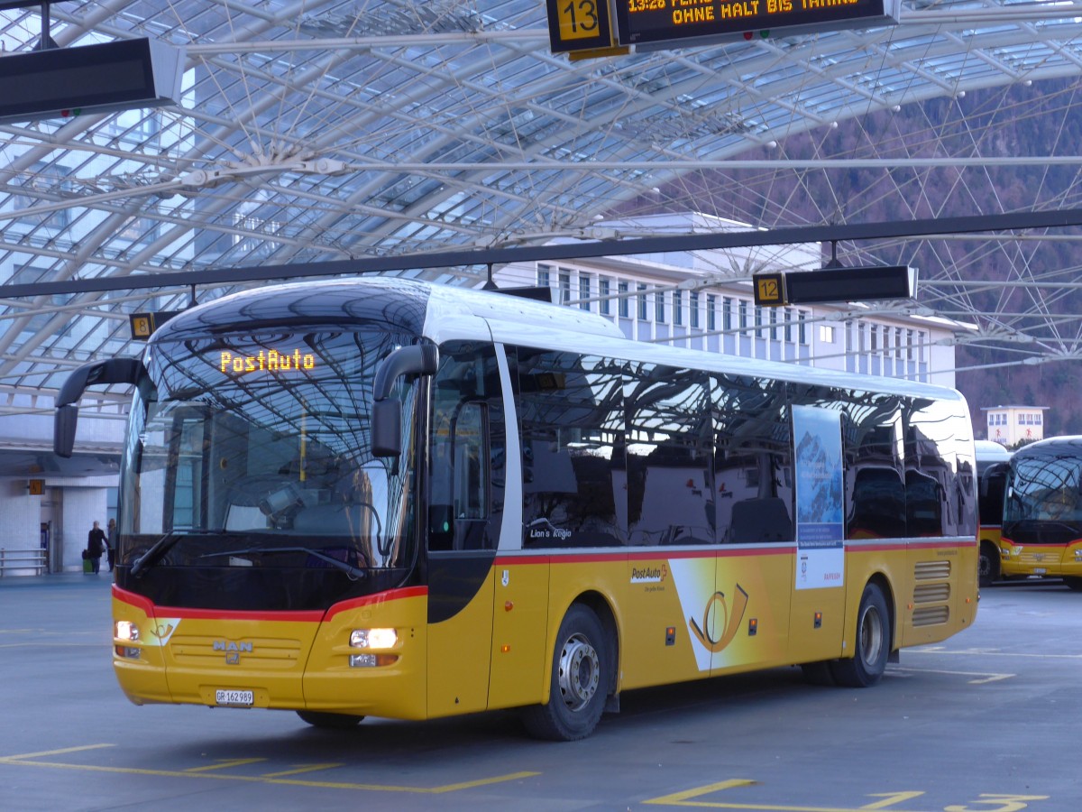 (168'002) - PostAuto Graub�nden - GR 162'989 - MAN am 26. Dezember 2015 in Chur, Postautostation