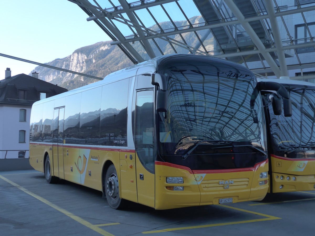 (168'028) - PostAuto Graubnden - GR 162'977 - MAN am 26. Dezember 2015 in Chur, Postautostation