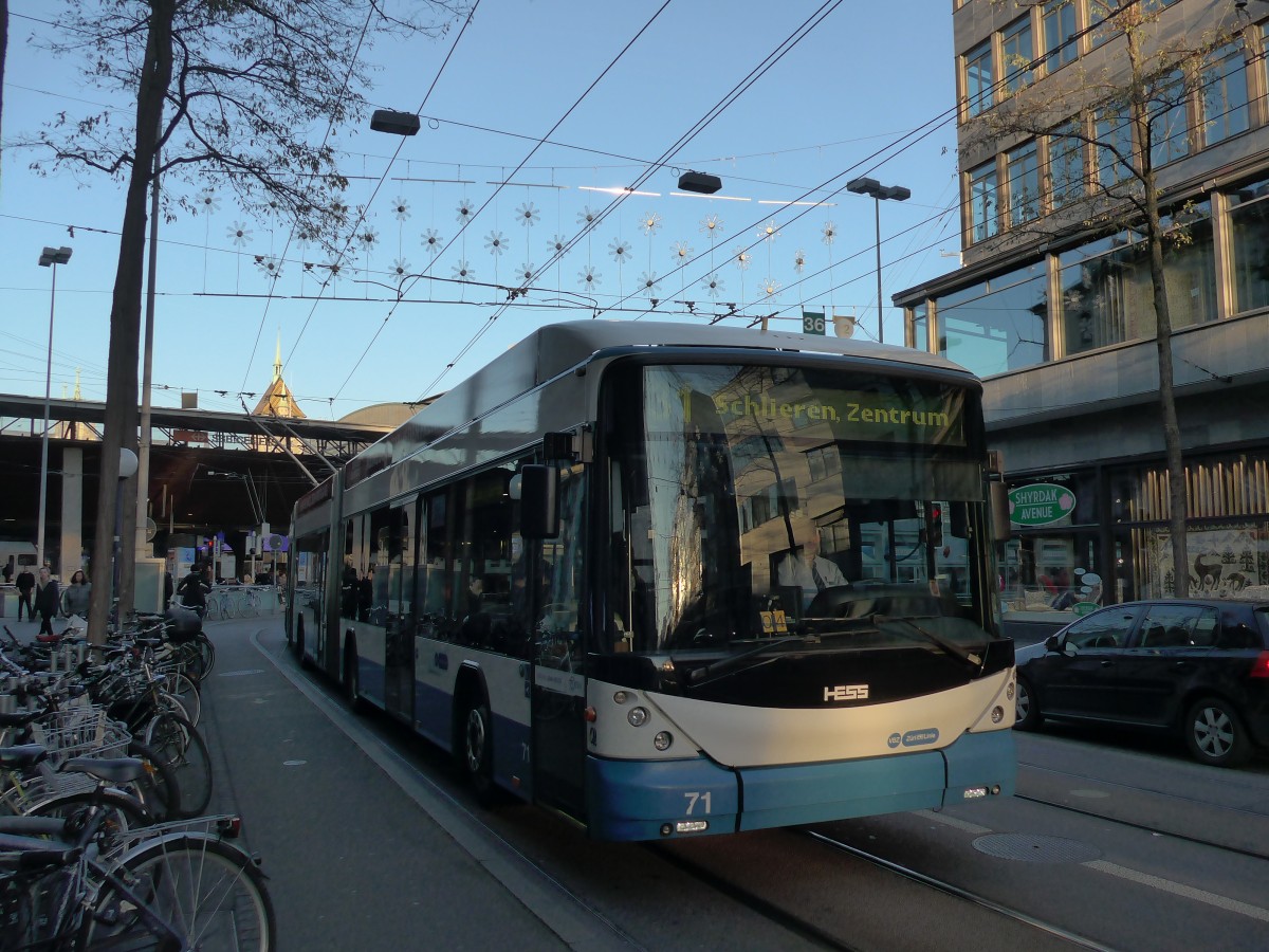 (168'039) - VBZ Z�rich - Nr. 71 - Hess/Hess Doppelgelenktrolleybus am 26. Dezember 2015 in Z�rich, L�wenstrasse
