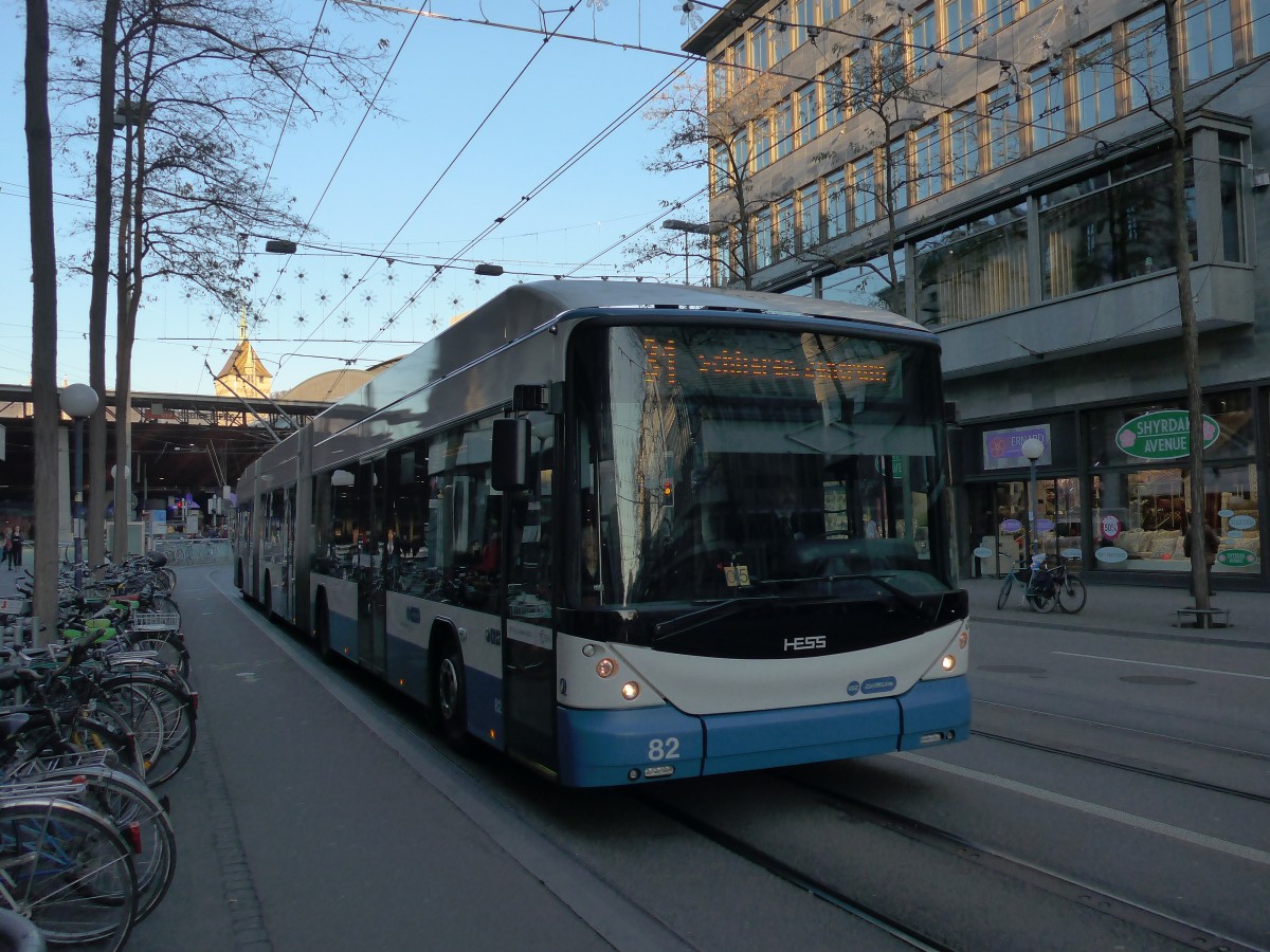 (168'043) - VBZ Z�rich - Nr. 82 - Hess/Hess Doppelgelenktrolleybus am 26. Dezember 2015 in Z�rich, L�wenstrasse