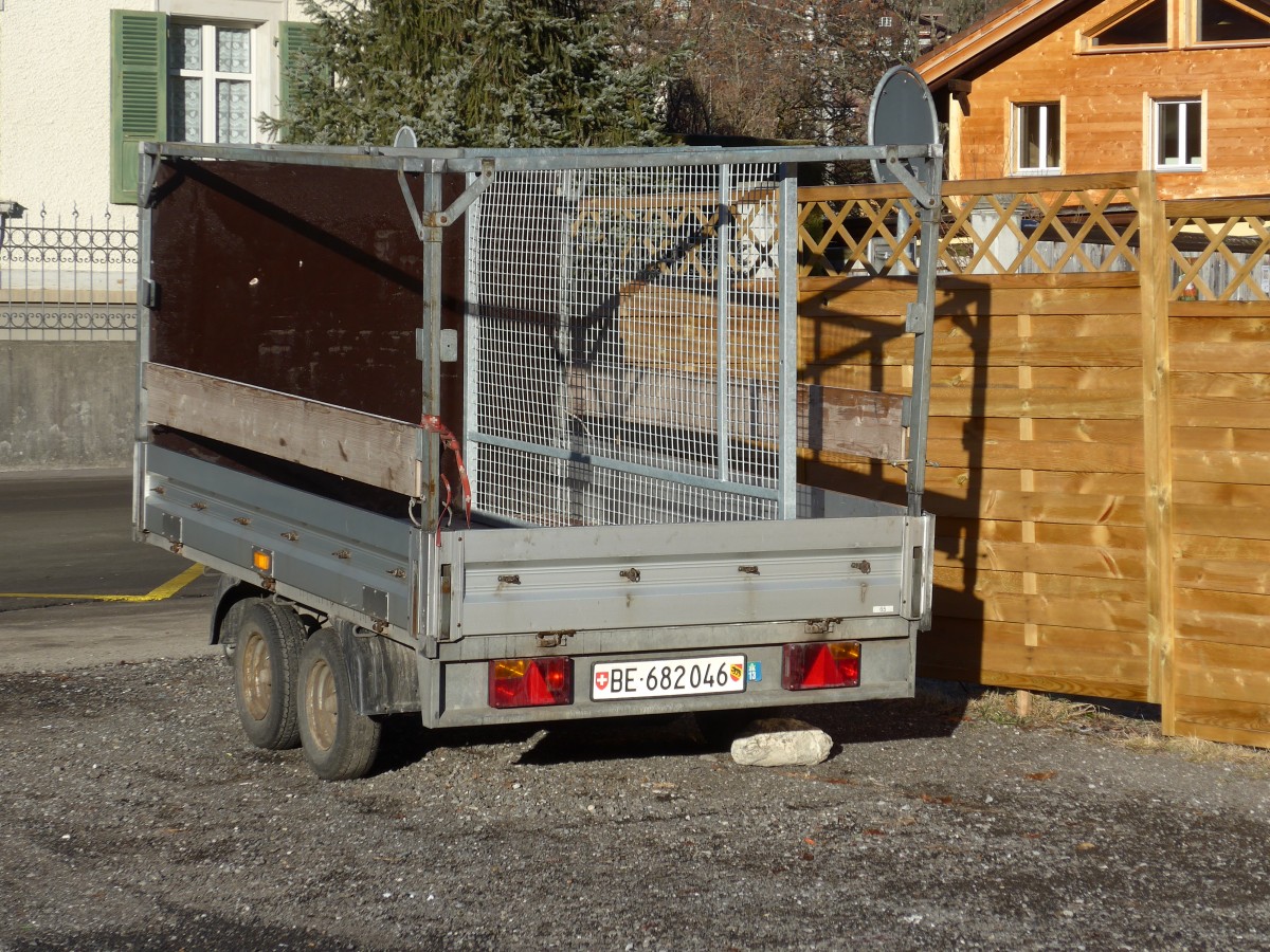 (168'046) - AFA Adelboden - Nr. 65/BE 682'046 - Humbaur Gep�ckanh�nger am 27. Dezember 2015 beim Bahnhof Zweisimmen