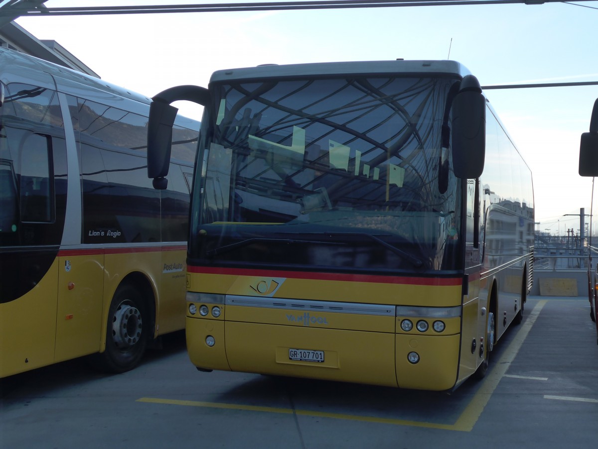 (168'088) - PostAuto Graubnden - GR 107'701 - Van Hool am 29. Dezember 2015 in Chur, Postautostation