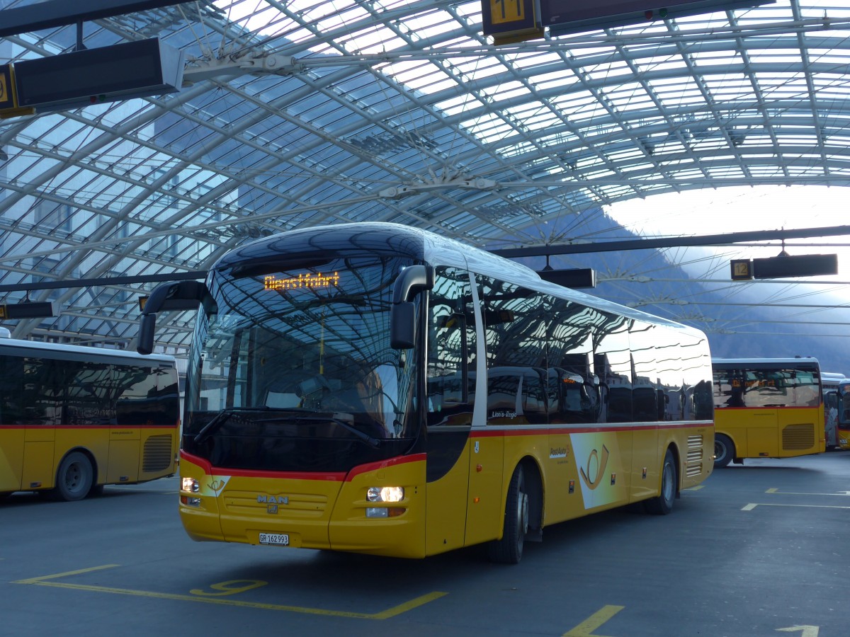 (168'103) - PostAuto Graub�nden - GR 162'993 - MAN am 29. Dezember 2015 in Chur, Postautostation