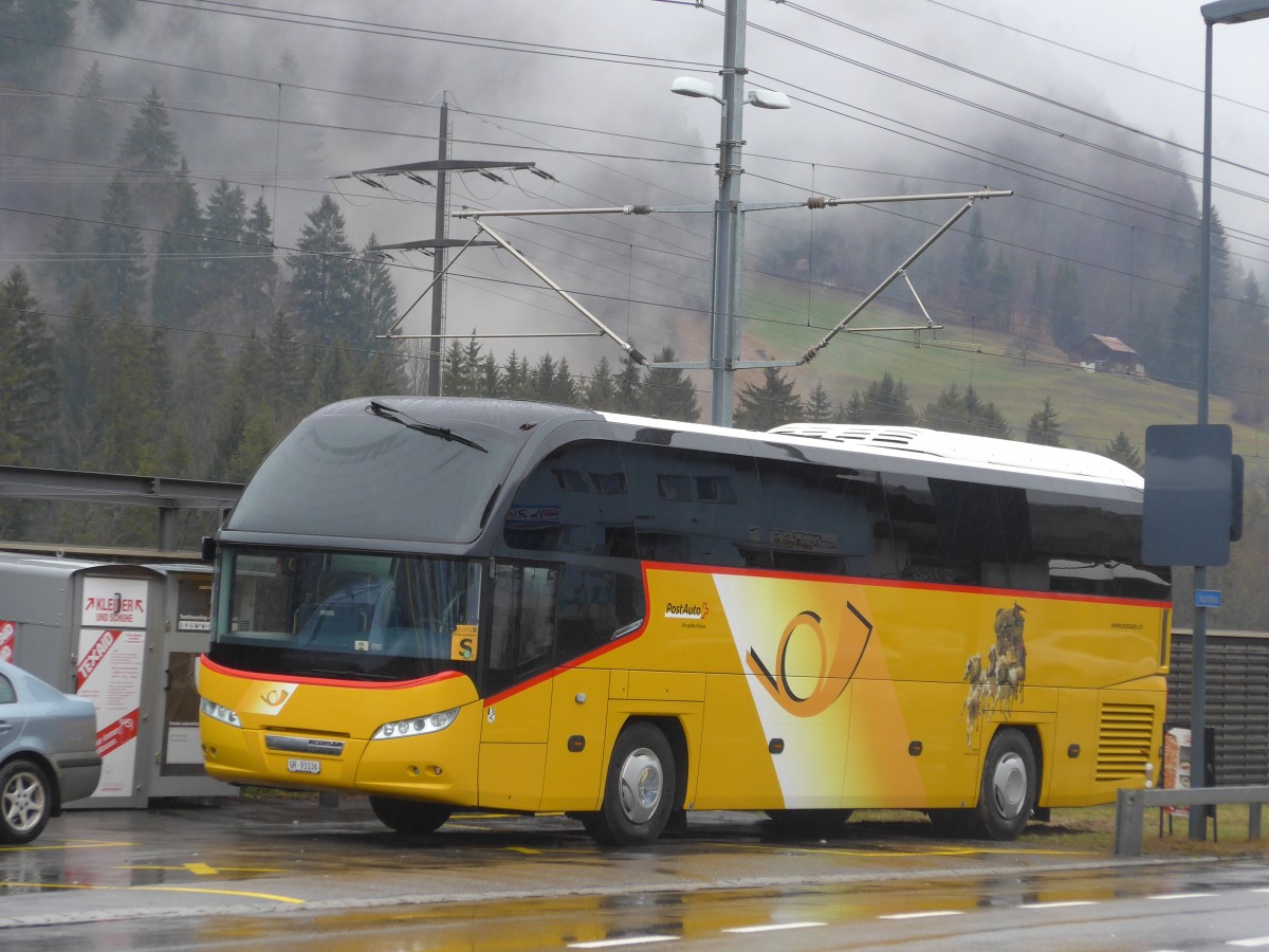 (168'438) - PostAuto Graub�nden - GR 93'336 - Neoplan am 10. Januar 2016 beim Bahnhof Reichenbach