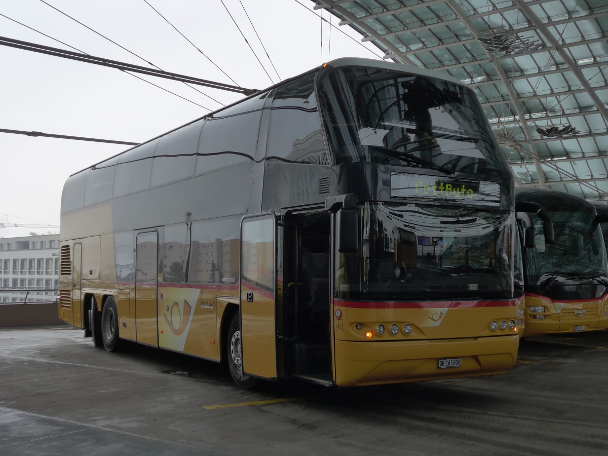 (168'498) - PostAuto Graub�nden - GR 163'000 - Neoplan am 23. Januar 2016 in Chur, Postautostation