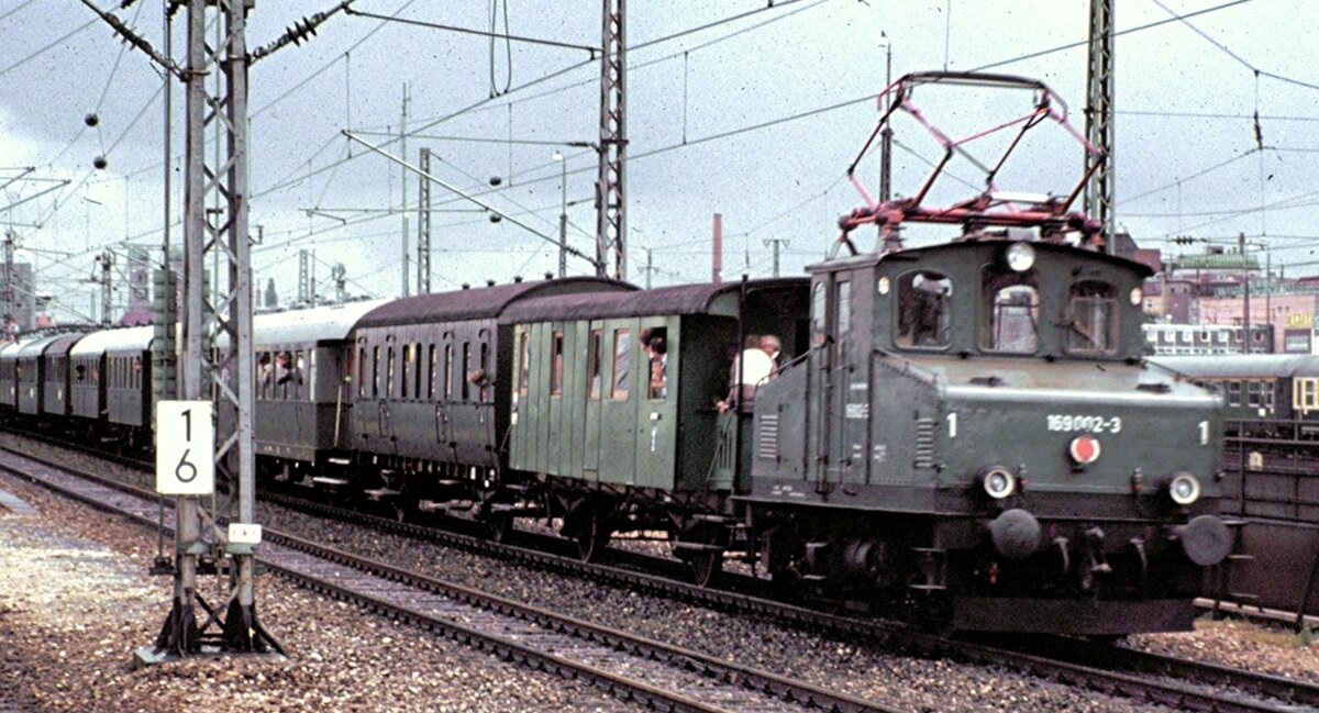 169 002-3 mit Sonderzug; Zubringer zum Ausstellungsgelände München-Freimann im Hbf München am 27.06.1982.