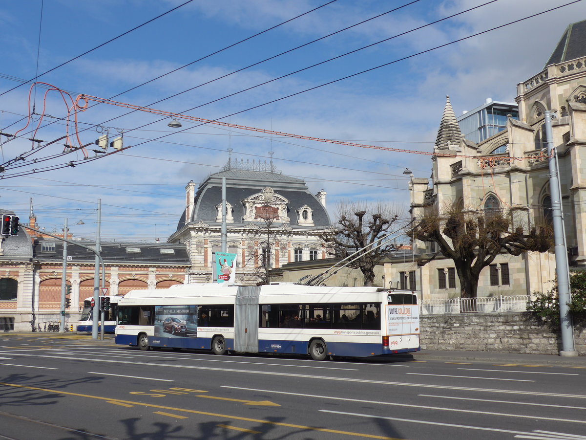 (169'128) - TPG Genve - Nr. 733 - Hess/Hess Gelenktrolleybus am 7. Mrz 2016 in Genve, Place des Vingt-Deux-Cantons