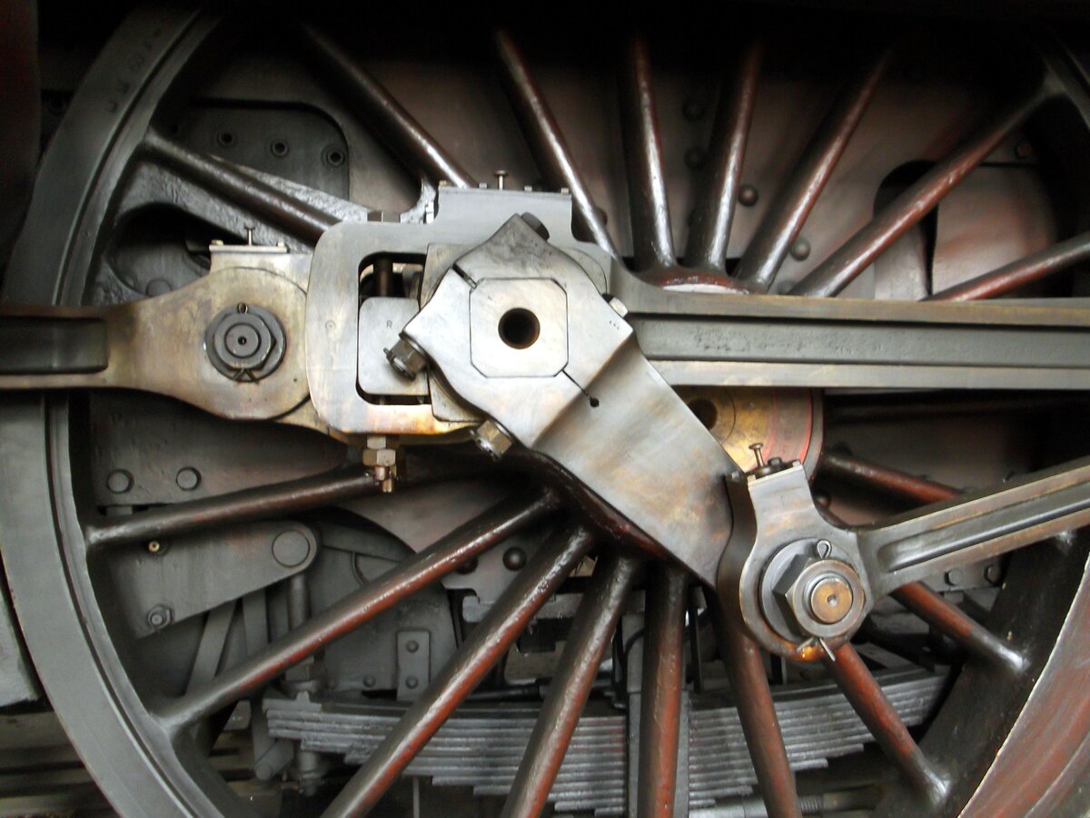 17 1055 Preu�ische S 10 im Bw Dresden Altstadt von Henschel & Sohn Cassel, Baujahr 1913, Fabrik-Nr. 11 512 am 17.04.2015. Details: Rad der Treibachse.