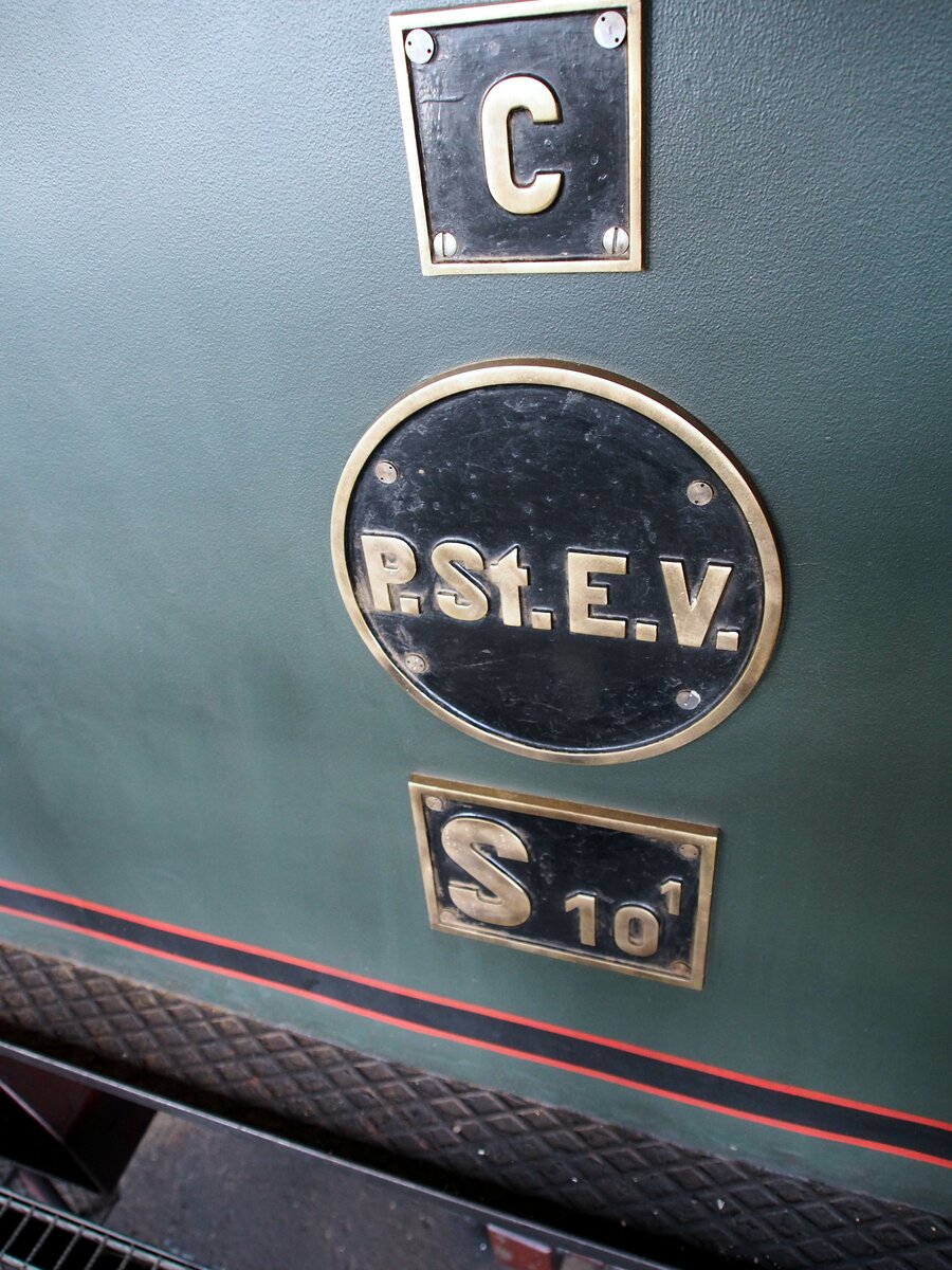 17 1055 Preu�ische S 10 im Bw Dresden Altstadt von Henschel & Sohn Cassel, Baujahr 1913, Fabrik-Nr. 11 512 am 17.04.2015. Details: F�hrerhaus Beschriftung.