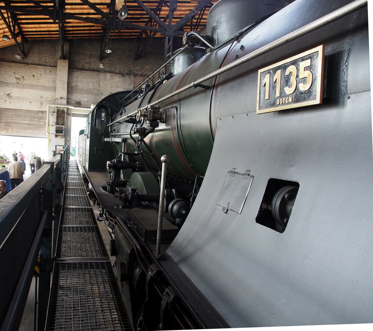 17 1055 Preu�ische S 10 im Bw Dresden Altstadt von Henschel & Sohn Cassel, Baujahr 1913, Fabrik-Nr. 11 512 am 17.04.2015. Details: Seitenumlauf mit Nummer.