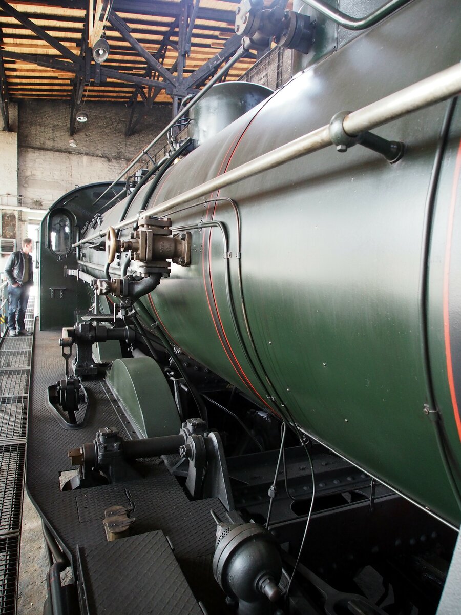 17 1055 Preu�ische S 10 im Bw Dresden Altstadt von Henschel & Sohn Cassel, Baujahr 1913, Fabrik-Nr. 11 512 am 17.04.2015. Details: Kessel, Seitenansicht.