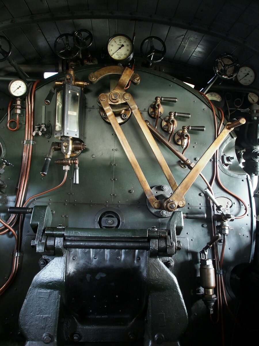 17 1055 Preu�ische S 10 im Bw Dresden Altstadt von Henschel & Sohn Cassel, Baujahr 1913, Fabrik-Nr. 11 512 am 17.04.2015. Details: F�hrerstand mit Feuerb�chse und Armaturen.